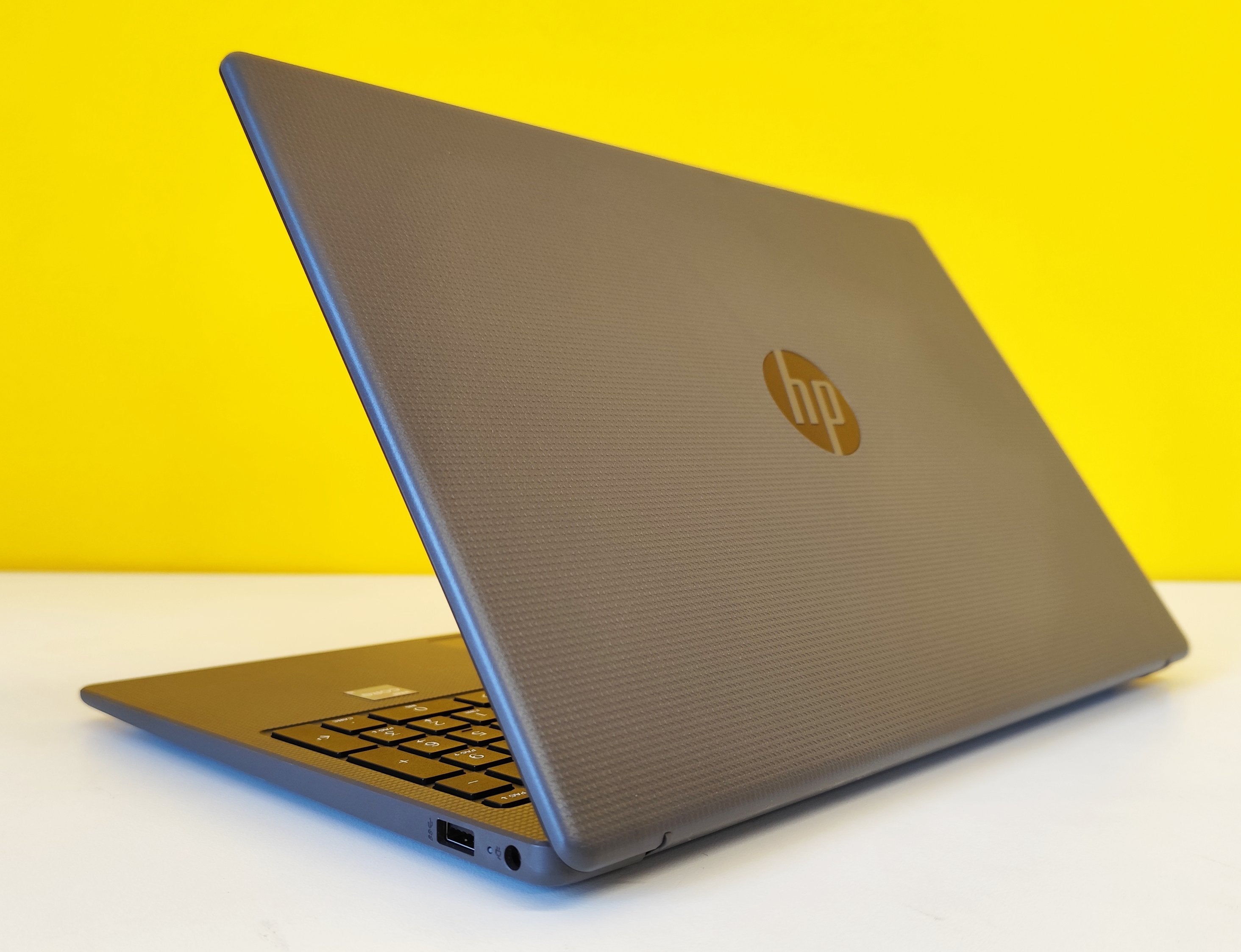 Notebook HP 250 G10 semiaperto con logo HP visibile sul retro, design compatto e moderno per uso professionale. Notebook HP 250 G10 semiaperto con logo HP visibile sul retro, design compatto e moderno per uso professionale.